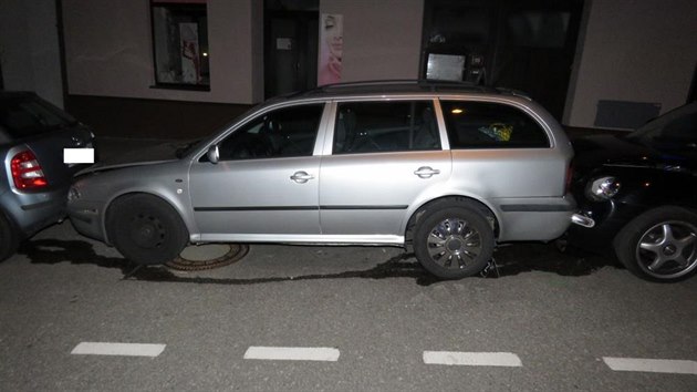 idika VW New Beetle vyjela v mrn levotoiv zatce do odstavnho pruhu, kde zaparkovala za ji stojc auta. Dv nabourala.