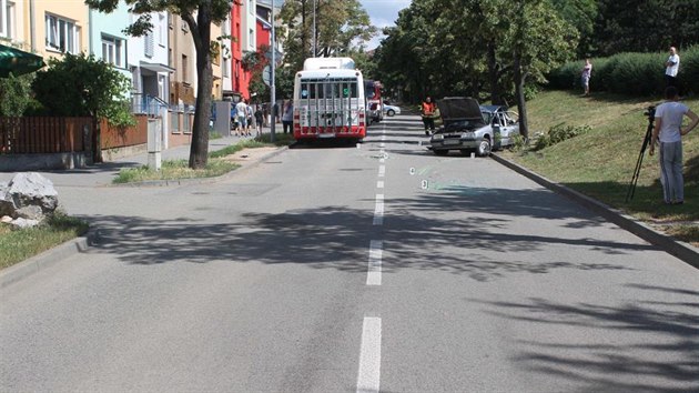 Do stojícího citroenu v jedné z brněnských křižovatek narazil městský autobus. Čtyři lidé utrpěli lehká zranění. (3.7.2016)