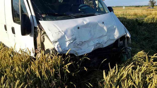 Následkem tragické srážky automobilu s dodávkou u Tvarožné zemřely žena a dvě děti (6. července 2016).