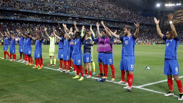 Francouzští fotbalisté po vzoru Islanďanů slaví s fanoušky semifinálového vítězství nad Německem.