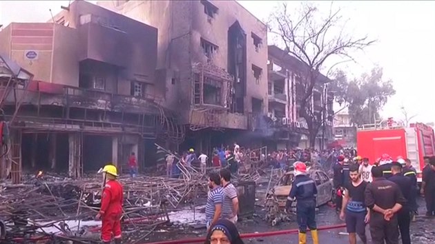 Msto vbuchu bomb v irckm Bagddu. K toku se pihlsil Islmsk stt. (3. ervence 2016)