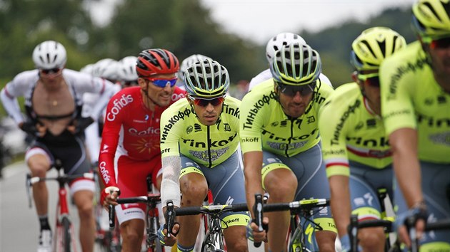 Alberto Contador a jeho ekipa Tinkoffu na ele pelotonu bhem poklidn tet etapy Tour de France.