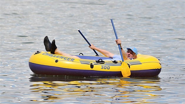 Prezident Miloš Zeman tráví dovolenou v Novém Veselí na Žďársku. Ani letos neopomněl svůj každoroční rituál a vyrazil se s pomocí ochranky plavit po zdejším rybníku na žlutém nafukovacím člunu.
