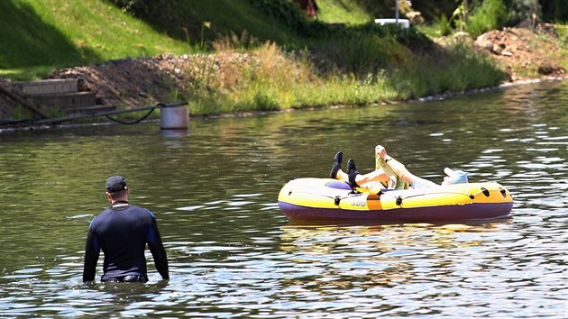 Prezident Miloš Zeman tráví dovolenou v Novém Veselí na Žďársku. Ani letos neopomněl svůj každoroční rituál a vyrazil se s pomocí ochranky plavit po zdejším rybníku na žlutém nafukovacím člunu.