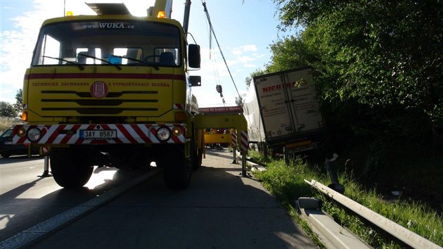 Na Praskm okruhu smrem na D1 havaroval kamion (8.7.2016).