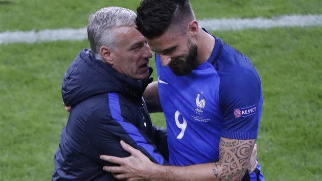 TRENR A TONK. Didier Deschamps mluv k Olivieru Giroudovi po tvrtfinlovm zpase s Islandem.