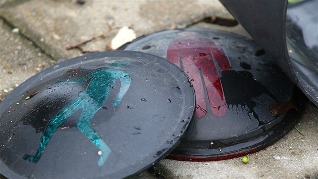 Bou�ka doprov�zen� siln�m v�trem poni�ila v Jablonci nad Nisou i semafory. (2.7.2016)