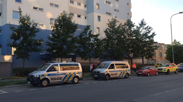 V Hornomcholupsk ulici v Praze nali dv tla. Podezel mrt vyetuj policist, na mst je zchranka. (4.7.2016)