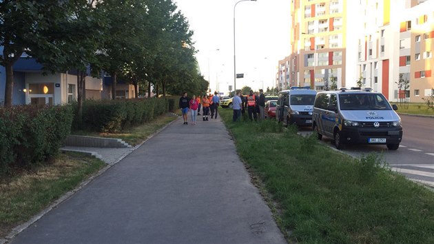 V Hornomcholupsk ulici v Praze nali dv tla. Podezel mrt vyetuj policist, na mst je zchranka. (4.7.2016)