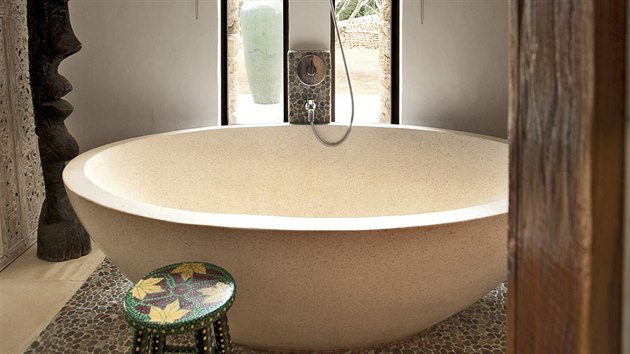 Koupelna s velkou voln stojc vanou je zazena v etno stylu. Na Ibize jsou patrn marock vlivy, kterm se nevyhbali ani majitel nemovitosti.