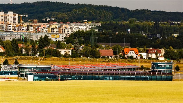 Konen stanice metra Letany, kritizovan pro svou polohu uprosted pol, daleko od obytn zstavby. V pozad snmku blice a v na kopci Ldv. (19. ervence 2016)