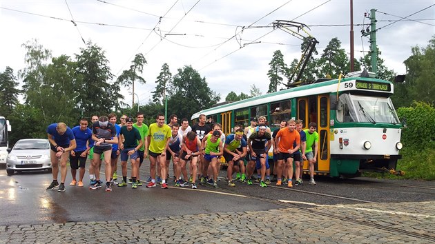 Tramvajovou linku k souboji vyzvalo vícero běžců. Jen jeden byl však úspěšný. (2. 7. 2016)