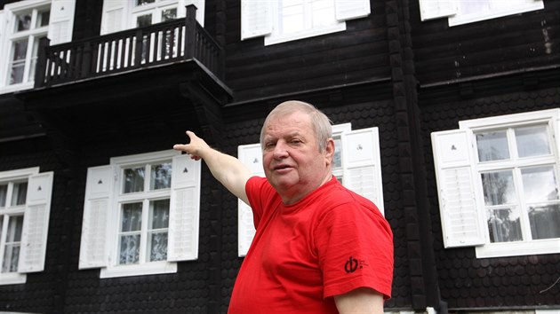 Pamětník Ludvík Janíček ukazuje na balkon, ze kterého skákal ve filmu S tebou mě baví svět herec Pavel Nový, když prchal před kamarádkami své filmové manželky.