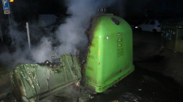 Neznámý žhář zapálil v Havířově v noci ze středy na čtvrtek asi 15 popelnic.
