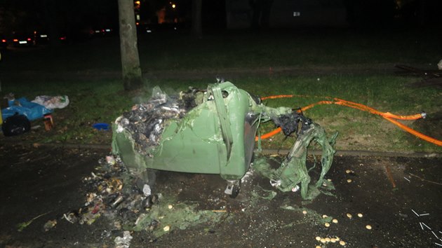 Neznámý žhář zapálil v Havířově v noci ze středy na čtvrtek asi 15 popelnic.