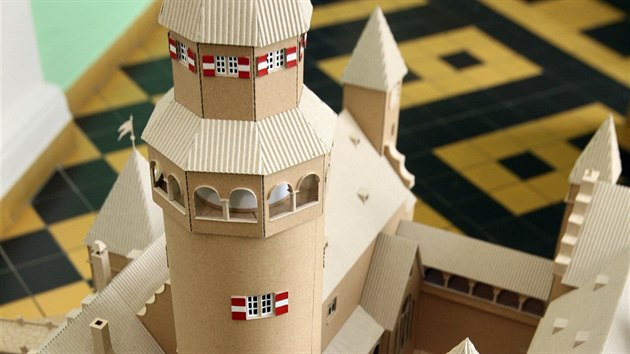 Model hradu Bouzova vytvoenm z lepenky studentem Karlem Mayerem. Jeho vroba trvala zhruba 450 hodin.