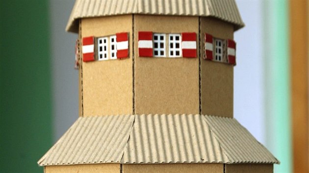 Model hradu Bouzova vytvoenm z lepenky studentem Karlem Mayerem. Jeho vroba trvala zhruba 450 hodin.