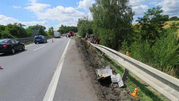 idi kamionu na dlnici D46 za jzdy nastavoval navigaci, nezvldl zen a vz se pot pevrtil.