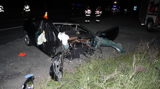 Pi tragick nehod na Olomoucku se eln srazila dv auta, jeden lovk zemel a tyi dal skonili v nemocnici.