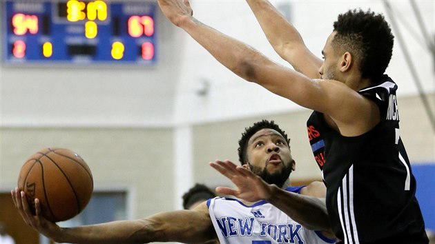 Summer League NBA: Chasson Randle (5) v dresu New Yorku se sna obelstt Davida Michineauho z LA Clippers.