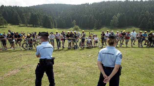 Policist dohlej na divky sedm etapy Tour de France.