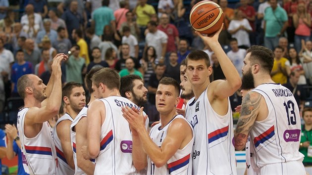 Srbt basketbalist se raduj z vhry nad eskem.