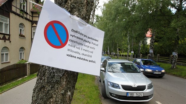 Lid z okol zoo vyvsili na stromy varovn cedule, kter maj odradit idie od nepovolenho parkovn.