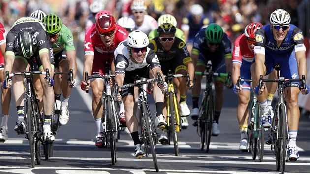 Mark Cavendish (uprosted) dojd jako prvn do cle 6. etapy Tour de France.