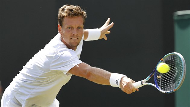 Tenista Tom Berdych bojuje ve druhm kole Wimbledonu proti Nmci Benjaminu Beckerovi.