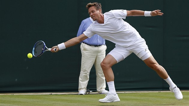 Tom Berdych uhrl postup do tetho kola Wimbledonu proti Benjaminu Beckerovi z Nmecka.