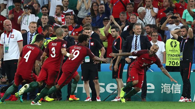 DAREBK. Portugalsk stelec Ricardo Quaresma slav vtznou penaltu v rozstelu proti Polsku.