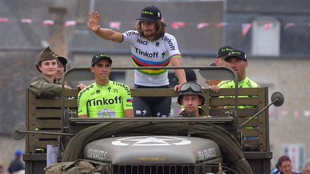 PJEZD DO NORMANDIE. Favorizovan tm Tinkoff piv do startovn destinace letonho ronku Tour de France armdn vz. V duhovm dresu mistra svta mv fanoukm slovensk rychlk Peter Sagan. Po jeho pravici sed vrcha Alberto Contador.