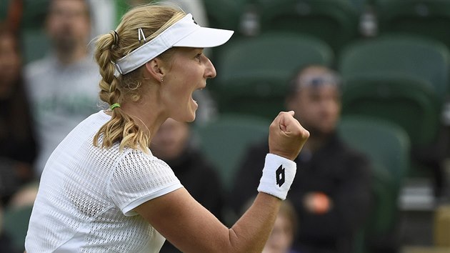 Rusk tenistka Jekatrina Makarovov se raduje z vtzstv v prvnm setu proti Pete Kvitov. Zpas druhho kola Wimbledonu pak peruil d隝.