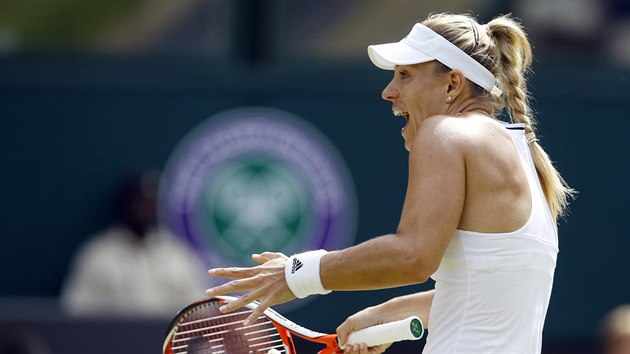 POVEDLO SE. Nmeck tenistka Angelique Kerberov reaguje na vmnu v semifinle Wimbledonu proti Venus Williamsov.