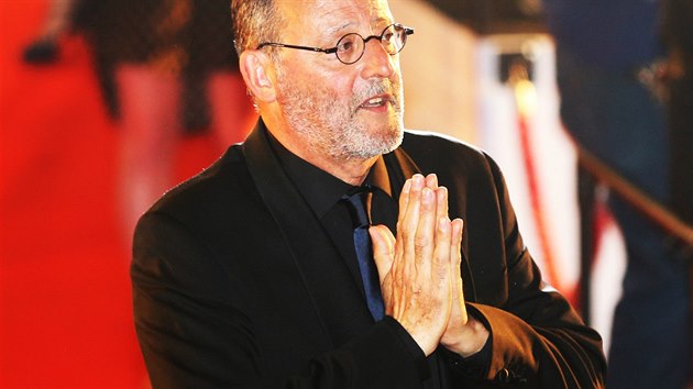 Jean Reno na ervenm koberci cestou do velkho slu hotelu Thermal (4. ervence 2016).