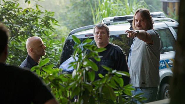 Režisér Jan Pachl spolu s Tomášem Jeřábkem a Hynkem Čermákem při natáčení seriálu Rapl.