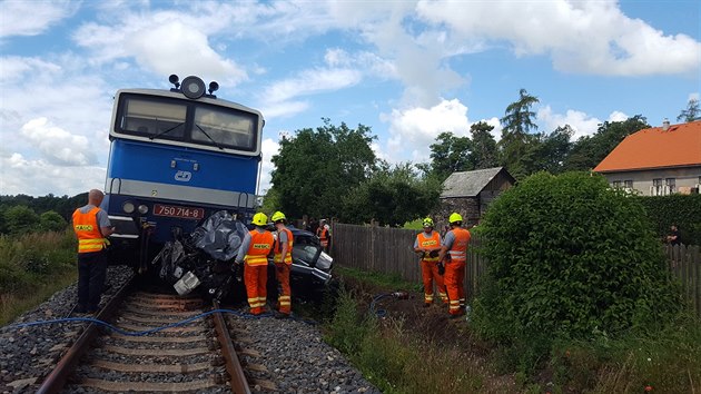 Na elezninm pejezdu u obce Rychnovek u Jarome se srazil vlak s osobnm vozem (3.7.2016).