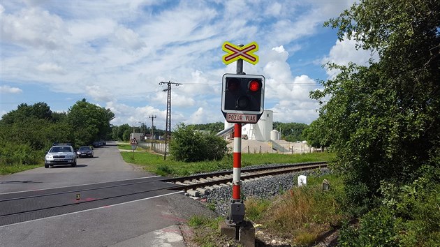 Na elezninm pejezdu u obce Rychnovek u Jarome se srazil vlak s osobnm vozem (3.7.2016).