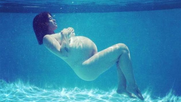 Těhotná Alanis Morissette se nechala vyfotit nahá pod vodou (2016).
