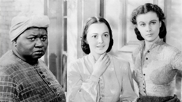 Hattie McDanielová, Olivia de Havillandová a Vivien Leighová ve filmu Jih proti Severu (1939)