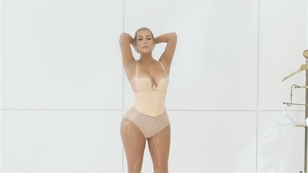 Kim Kardashianov v klipu zpvaky Fergie M.I.L.F.$