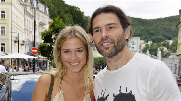 Veronika Kop�ivová a Jaromír Jágr. Veronika v modelu z dílny Poner. (Karlovy...