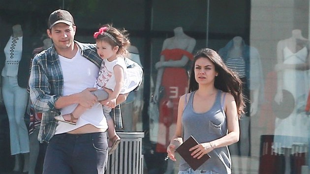 Ashton Kutcher, Mila Kunisová a jejich dcera Wyatt (Los Angeles, 26. června 2016)