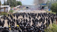 Zásah policie proti protestujícím u�itel�m na jihu Mexika. (19. �ervna 2016)