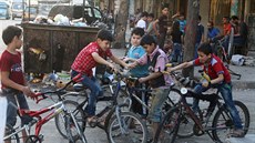 Syrské dti v povstaleckých tvrtích Aleppa  (27. ervna 2016)
