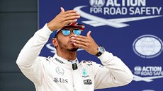 Lewis Hamilton posíla polibky po vítzství v kvalifikaci na Velkou cenu...