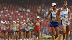 Italský chodec Alex Schwazer (úpln� vpravo) se v Pekingu stal olympijským...