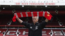 TADY TE VLÁDNU JÁ! José Mourinho pózuje na stadionu Old Trafford ped svou...