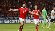 Velský útoník Hal Robson-Kanu oslavuje vedoucí gól.