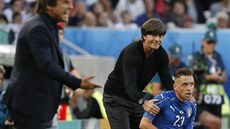 VSTÁVEJ. Nmecký trenér Joachim Löw pomáhá na nohy Emanuelu Giaccherinimu,...